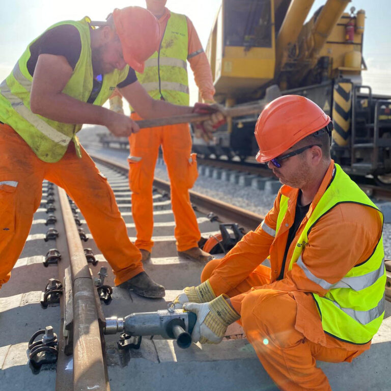 עובדות תשתית ברכבת ישראל. (צילום: דוברות רכבת ישראל)