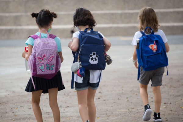 תלמידות בדרך לבית הספר, למצולמות אין קשר לכתבה. (צילום: מרים אלסטר/פלאש 90)