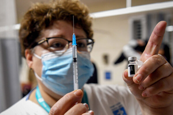 מתחם החיסונים במרכז הרפואי שמיר בבאר יעקב. מתקרבים ל-4 מיליון מחוסנים במנה השנייה (צילום: אבי דישי / פלאש 90)