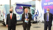 נתניהו ואדלשטיין בעמדת החיסונים  (צילום מסך)