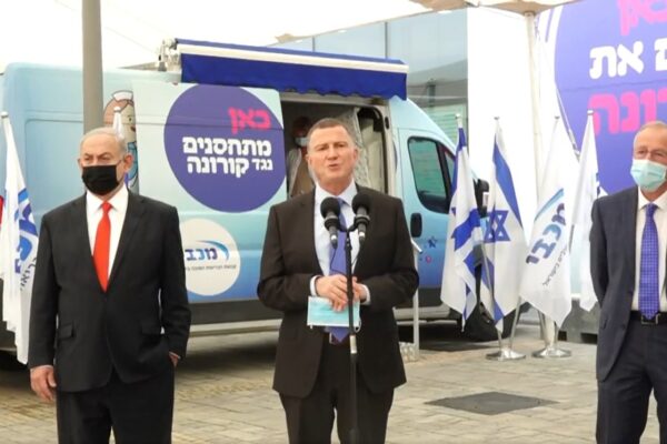 נתניהו ואדלשטיין בעמדת החיסונים  (צילום מסך)