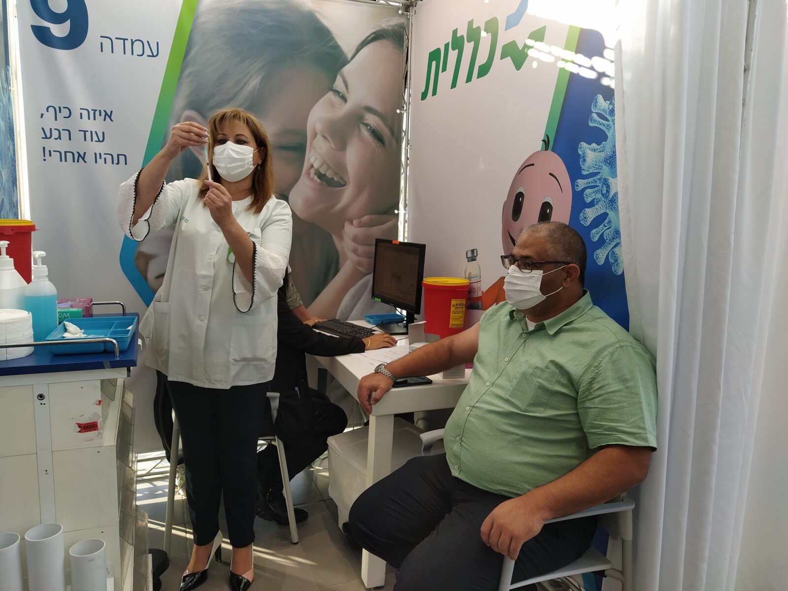 רגינה יודלביץ', מנהלת האחיות במחוז ת"א של שירותי בריאות כללית, מתכוננת לחיסון קורונה (צילום: אסף צבי)