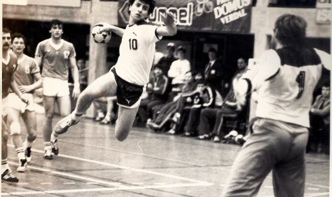 Miko Tzarfati plays handball in the Israeli national team uniform (Photo: private album)