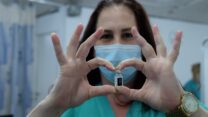 מירב לוריא, טכנאית אקמו במרכז הרפואי הדסה עין כרם בירושלים, לפני קבלת החיסון לקורונה (צילום: דוד טברסקי)