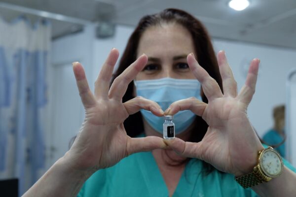מירב לוריא, טכנאית אקמו במרכז הרפואי הדסה עין כרם בירושלים, לפני קבלת החיסון לקורונה (צילום: דוד טברסקי)