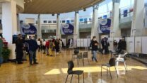 מתחם חיסונים של מכבי בהרצליה. ישראל מתקרבת ל-4 מיליון מחוסנים במנה השלישית (צילום: דפנה איזברוך)