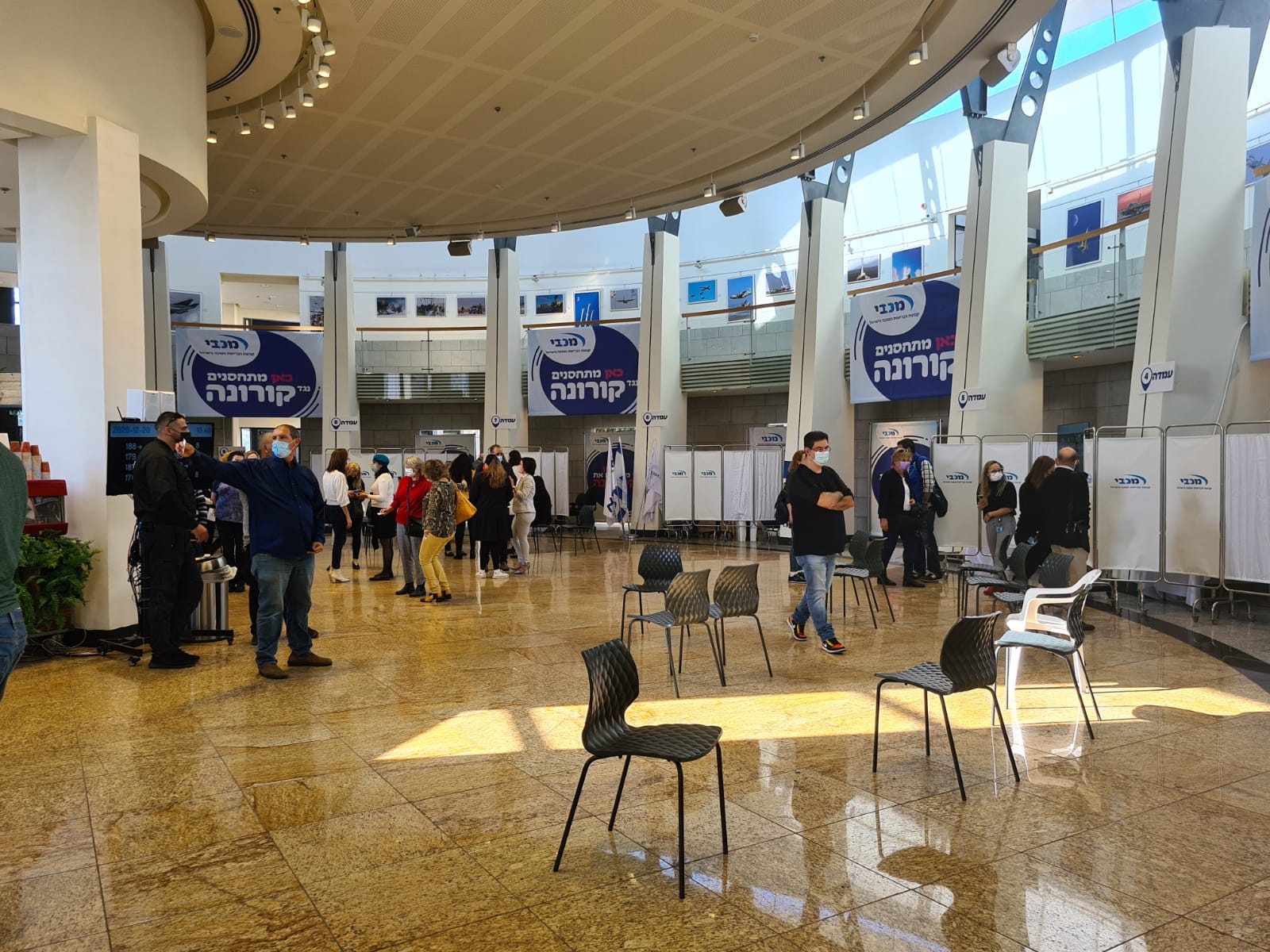 מתחם החיסונים של מכבי שירותי בריאות בהרצליה, 20 בדצמבר 2020 (צילום: דפנה איזברוך)