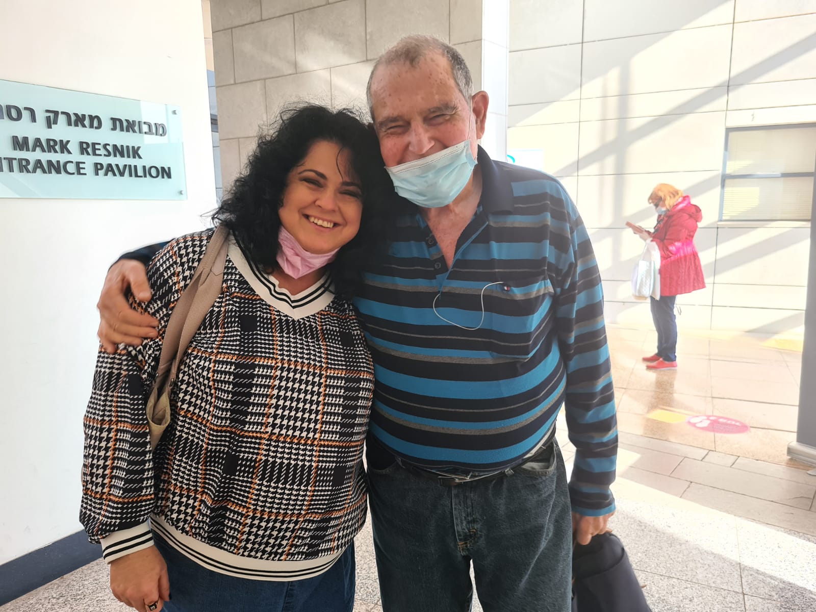 ד"ר יעקב שכטר ובתו אלה שכטר אלרם במתחם החיסונים לקורונה של מכבי בהרצליה (צילום: דפנה איזברוך)