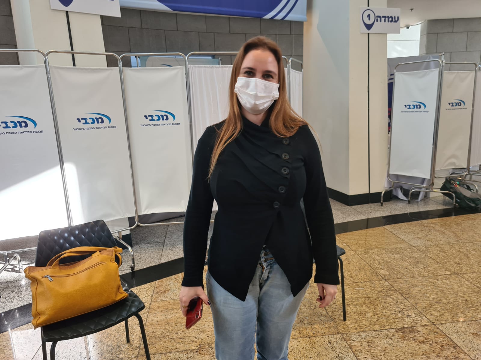 ליאת ברנט, דיאטנית קלינית במכבי שירותי בריאות, אחרי חיסון לקורונה במתחם החיסונים של מכבי בהרצליה (צילום: דפנה איזברוך)