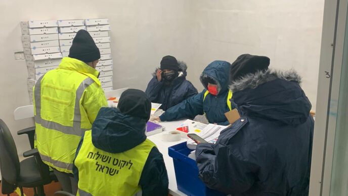 employees of the SLE pharmaceutical distribution company, reorganizing Pfizer vaccines in sub zero temperatures (Photo: the Ministry of Health)