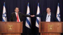 רון חולדאי ואבי ניסנקורן בהצגת מפלגת "הישראלים" (נס הפקות)