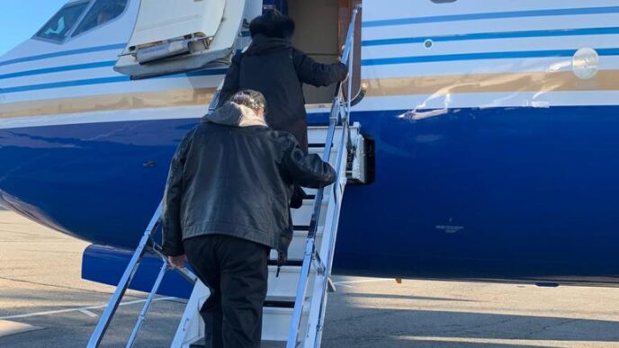 יונתן פולארד ורעייתו עולים למטוס לארץ (צילום: j4jp)