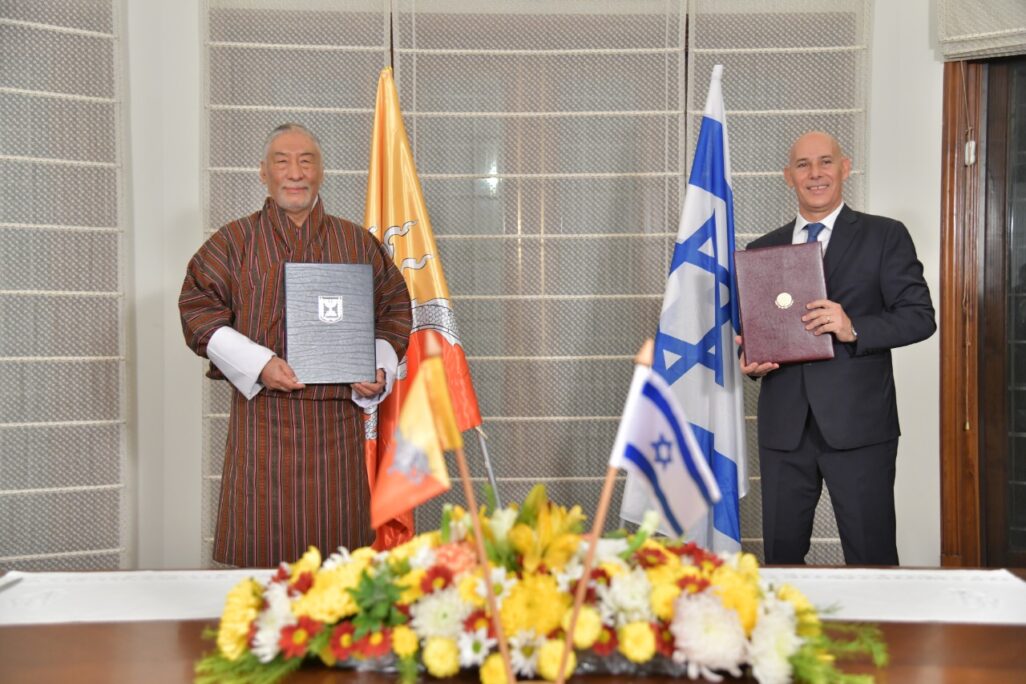 שגריר ישראל בהודו, ד״ר רון מלכה ושגריר בהוטן בהודו, וטסופ נאמג'י (צילום: שגרירות ישראל בניו דלהי) שגריר ישראל בהודו, ד״ר רון מלכה ושגריר בהוטן בהודו, וטסופ נאמג'י (צילום: שגרירות ישראל בניו דלהי)