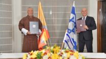 שגריר ישראל בהודו, ד״ר רון מלכה ושגריר בהוטן בהודו, וטסופ נאמג'י (צילום: שגרירות ישראל בניו דלהי)