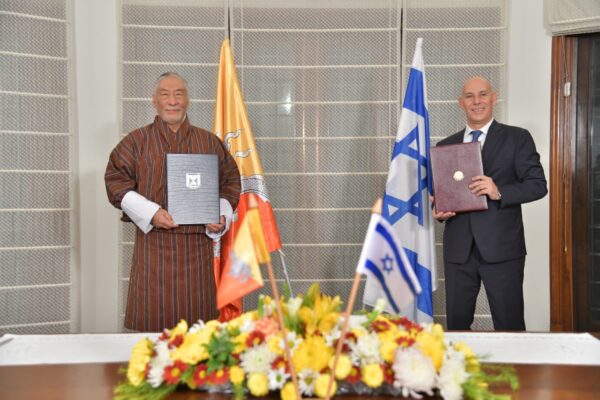 שגריר ישראל בהודו, ד״ר רון מלכה ושגריר בהוטן בהודו, וטסופ נאמג'י (צילום: שגרירות ישראל בניו דלהי)