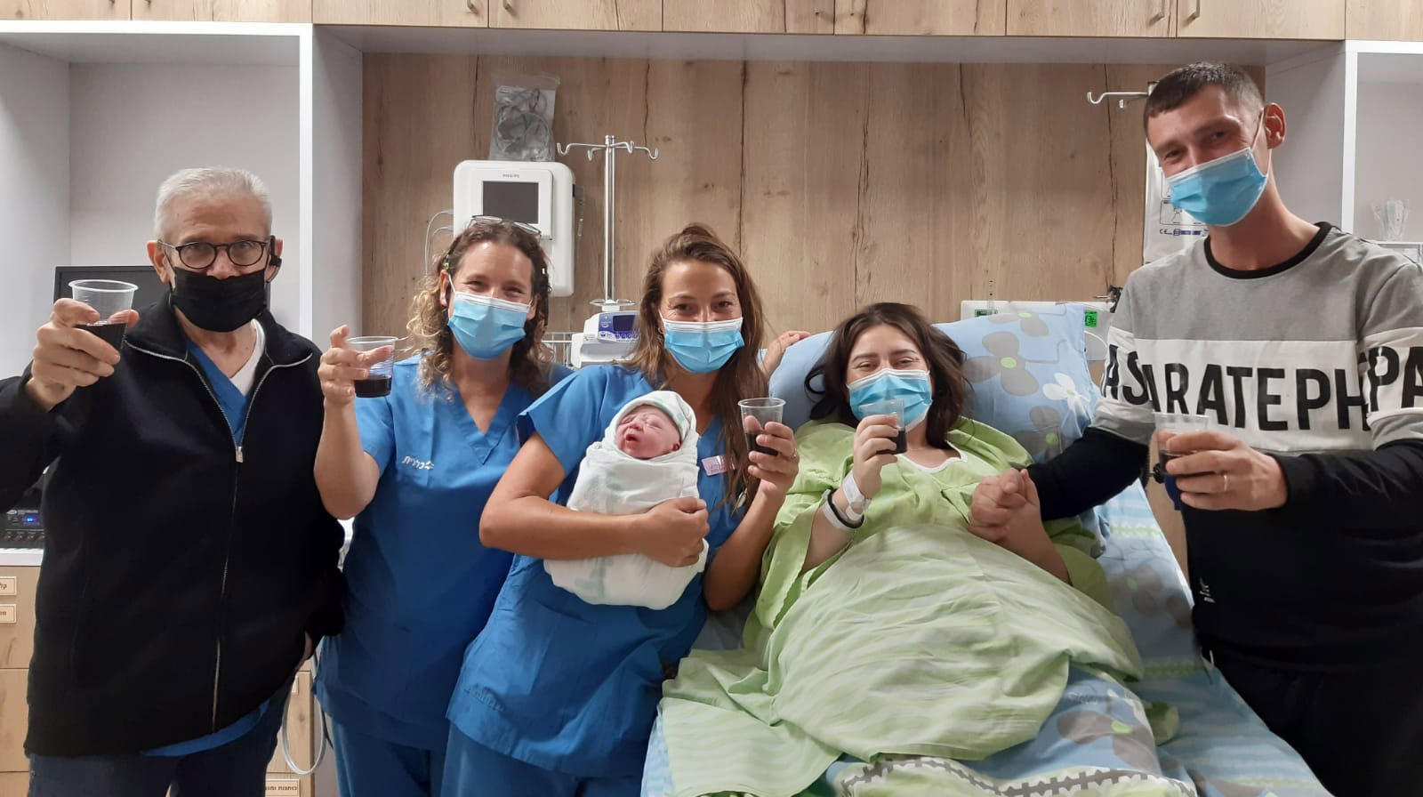 אירנה ודימה גורנשטיין את הלידה ליוו ד"ר רלו והמיילדות נוי ואילאיל (ציתום: מרכז רפואי יוספטל)
