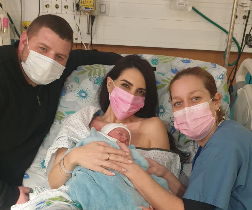 עדן ומתן אמיר עם המיילדת מיכאלה טורצ'ין (צילום: המרכז הרפואי לגליל)