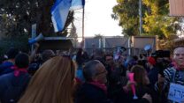 מפגינים חוסמים את הכניסה האחוריות למעון ראש הממשלה. (צילום: קריים מיניסטר)