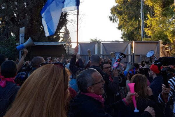 מפגינים חוסמים את הכניסה האחוריות למעון ראש הממשלה. (צילום: קריים מיניסטר)
