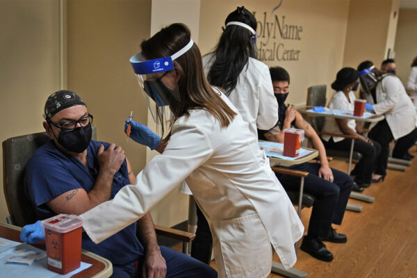הצוות הרפואי בבית החולים 'השם הקדוש' בניו ג'רזי מקבל חיסון נגד קורונה (צילום: AP Photo/Seth Wenig)