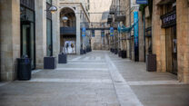חנויות סגורות במדרחוב ממילא בירושלים (צילום: יונתן סינדל / פלאש 90).