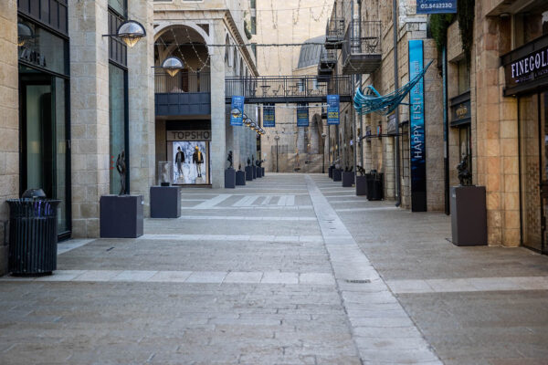 חנויות סגורות במדרחוב ממילא בירושלים (צילום: יונתן סינדל / פלאש 90).