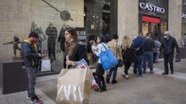 תור לכניסה לחנות בזמן הקורונה (צילום: אוליביה פיטוסי / פלאש 90)