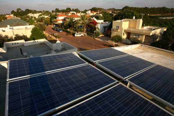 רשות החשמל מקלה על הקמת מתקנים סולאריים, ומחייבת את חברת החשמל להליך מהיר בחיבורם