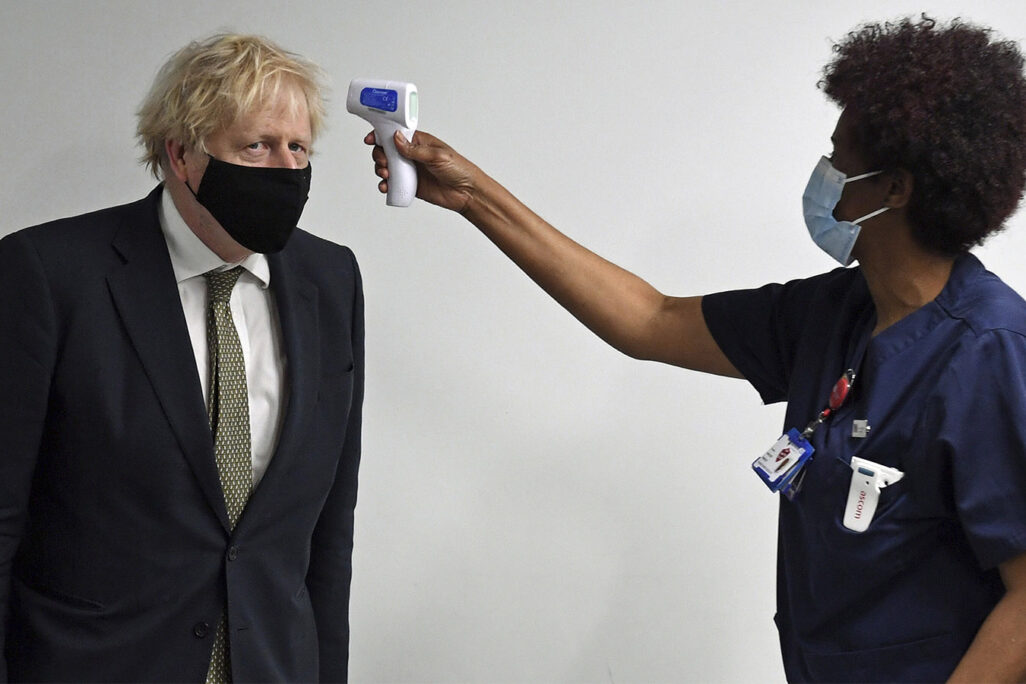ראש ממשלת בריטניה בוריס ג'והנסון במרכז החיסונים (Stefan Rousseau/Pool Photo via AP)