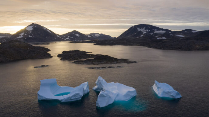 קרחונים מפרקים באוקיינוס הארקטי. (צילום: AP Photo/Felipe Dana, File)