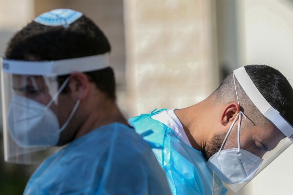 צוות רפואי במתחם בדיקת קורונה (צילום: דוד כהן/פלאש 90)