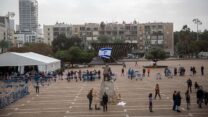 מתחם בדיקות קורונה בכיכר רבין, תל אביב (צילום: מרים אלסטר/פלאש 90)