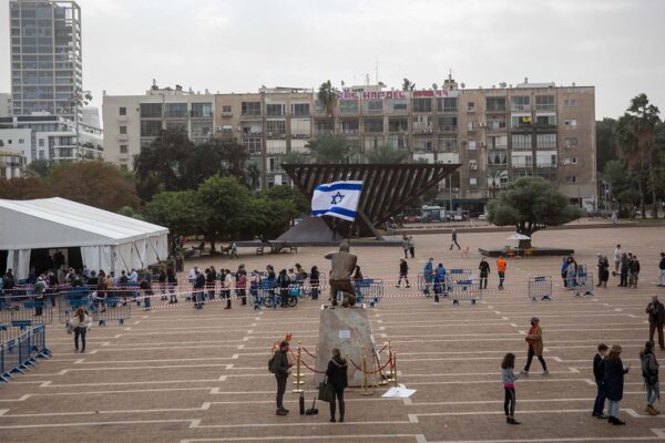 מתחם בדיקות קורונה בכיכר רבין, תל אביב (צילום: מרים אלסטר/פלאש 90)