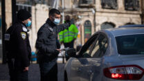 שוטר אוכף את הסגר השלישי בירושלים (צילום: יונתן זינדל/פלאש90)