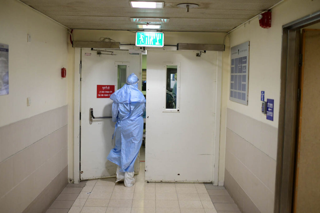 איש צוות רפואי עם מיגון נגד קורונה נכנס למחלקת קורונה בבית החולים איכילוב (צילום: תומר נויברג/פלאש90)