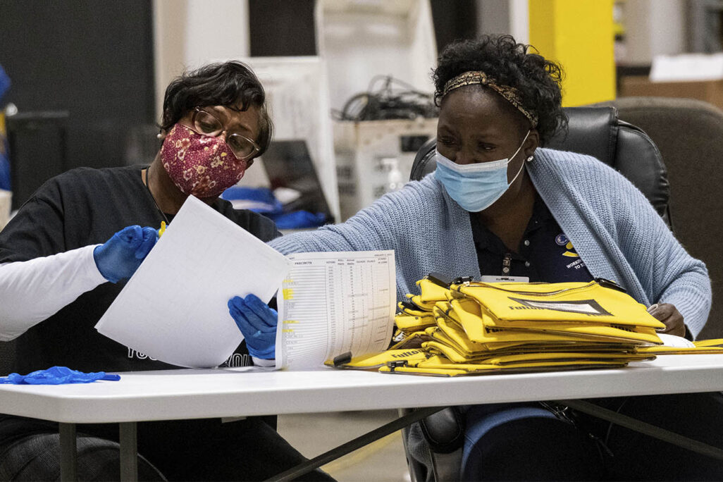 עובדות קלפי סופרות קולות בבחירות בסיבוב השני לסאנט בג'ורג'יה. (צילום: AP Photo/Ben Gray)
