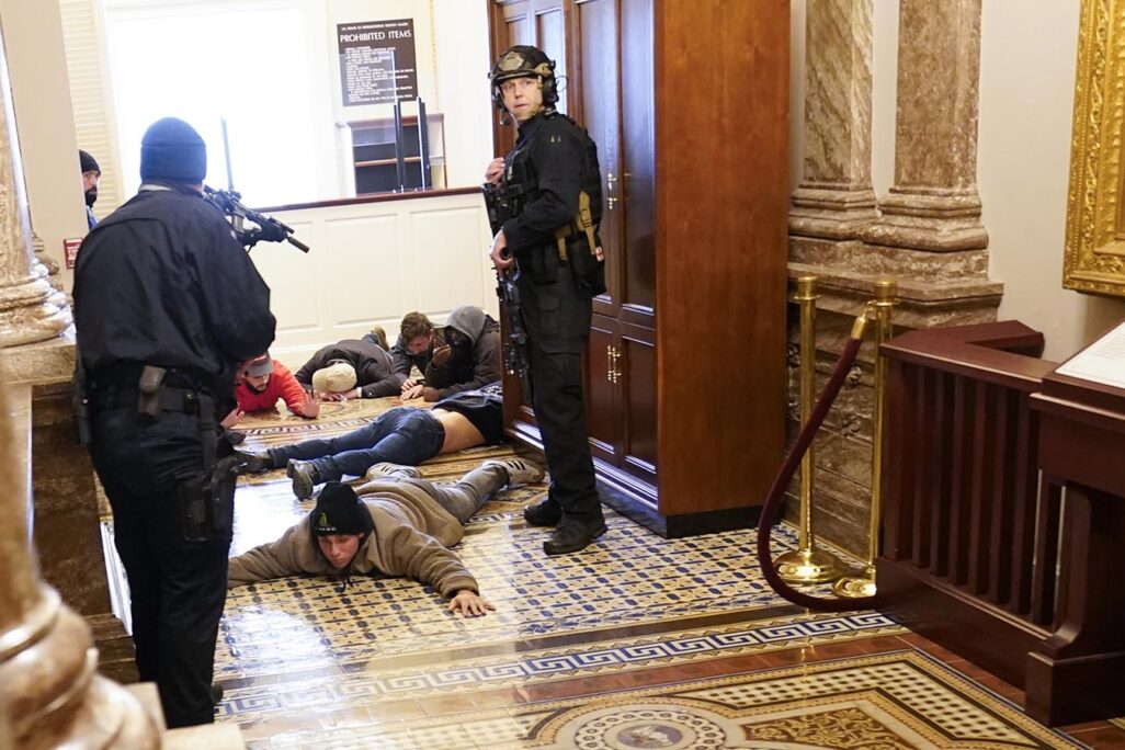כוחות משטרה עוצרים מפגינים שפרצו לתוך בית הנבחרים (צילום: AP Photo/Andrew Harnik)