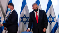 ראש הממשלה בנימין נתניהו ושר הבריאות יולי אדלשטיין במסיבת עיתונאים. (צילום: יונתן זינדל/פלאש90)