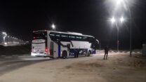 פינוי העובדים לבידוד במלונית (צילום: עיריית יבנה)