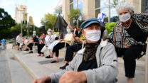 קשישים מחוץ לבית אבות בתל אביב. (צילום: אבשלום ששוני/פלאש90)