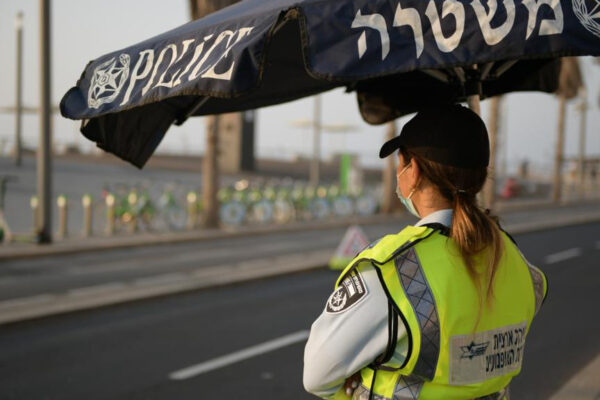 שוטרת חוסמת את הכביש (צילום: דוברות משטרת ישראל)