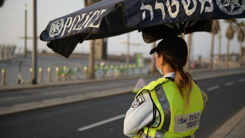 שוטרת חוסמת את הכביש (צילום: דוברות משטרת ישראל)