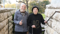 בעיריית ירושלים מתקינים אביזרים למניעת החלקות בבתי קשישים (צילום: ארנון בוסני)
