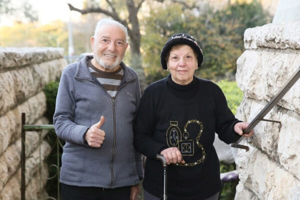 בעיריית ירושלים מתקינים אביזרים למניעת החלקות בבתי קשישים (צילום: ארנון בוסני)