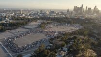 התור לבדיקת קורונה באצטדיון הבייסבול של קבוצת הדוג'רס בלוס אנג'לס (צילום: AP Photo/Ringo H.W. Chiu)