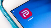 אפליקציית Parler (צילום: Koshiro K / Shutterstock.com)