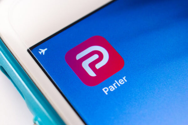 אפליקציית Parler (צילום: Koshiro K / Shutterstock.com)