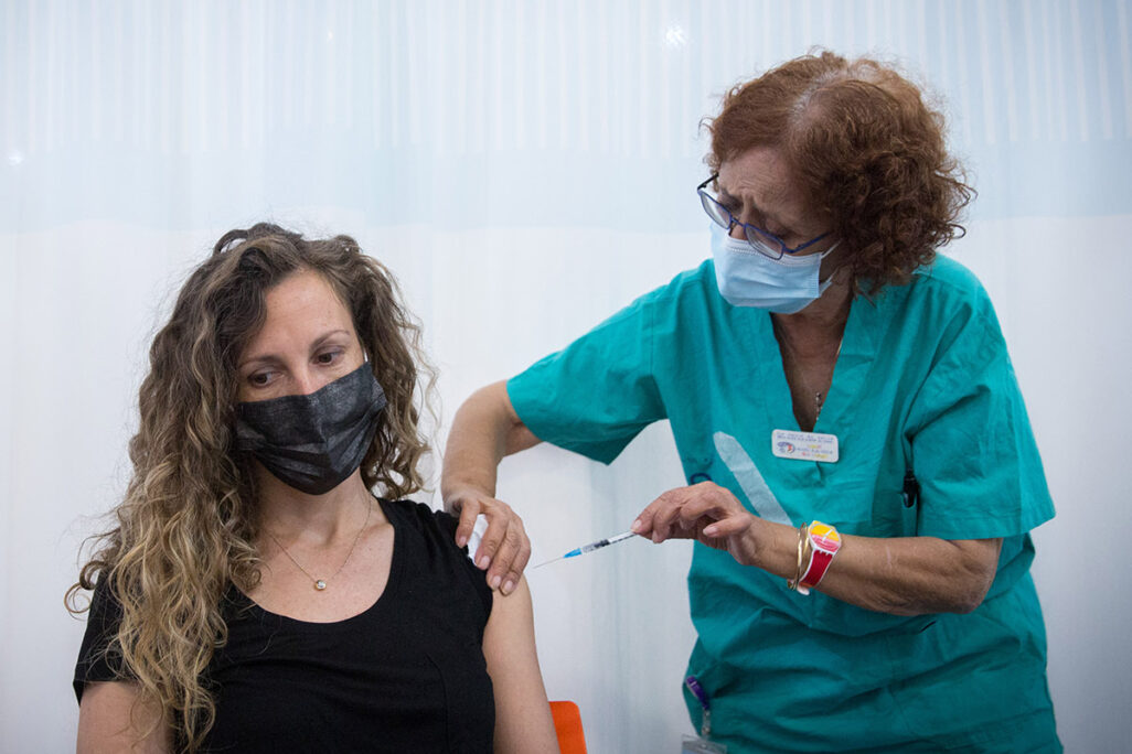 עובדת בית החולים שיבה מקבלת את מנת החיסון השניה (צילום: מרים אלסטר/פלאש 90)