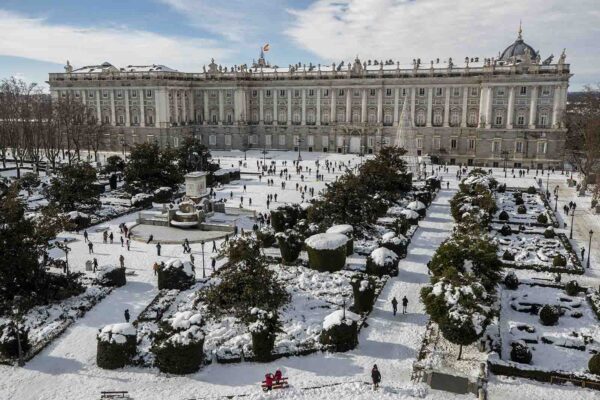 A view of ה"פלאזה דה אוריינטה", הכיכר ההיסטורית של מדריד, מכוסה בשלג לאחר סופת שלגים חריגה במדינה, 10 בינואר 2021 (AP Photo/Manu Fernandez)