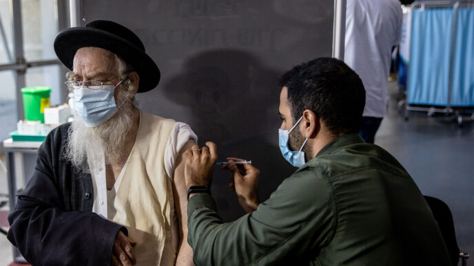 An ultra-Orthodox man gets vaccinated (Photo: Yonatan Zindel / Flash 90)